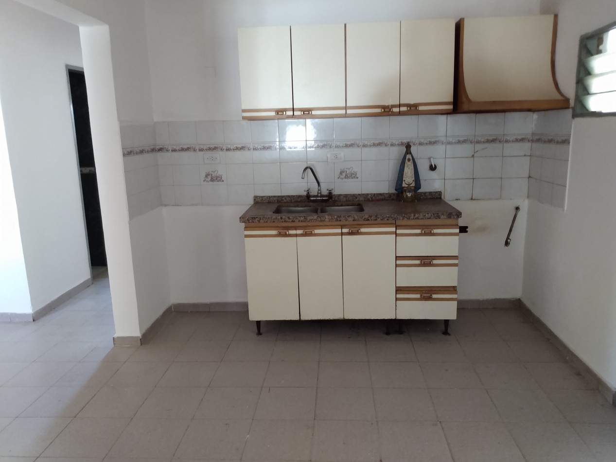 B° SAN ROQUE: VENDO HERMOSA CASA DE 3 DORMITORIOS CON AMPLIO PATIO A METROS DE LA PLAZA 