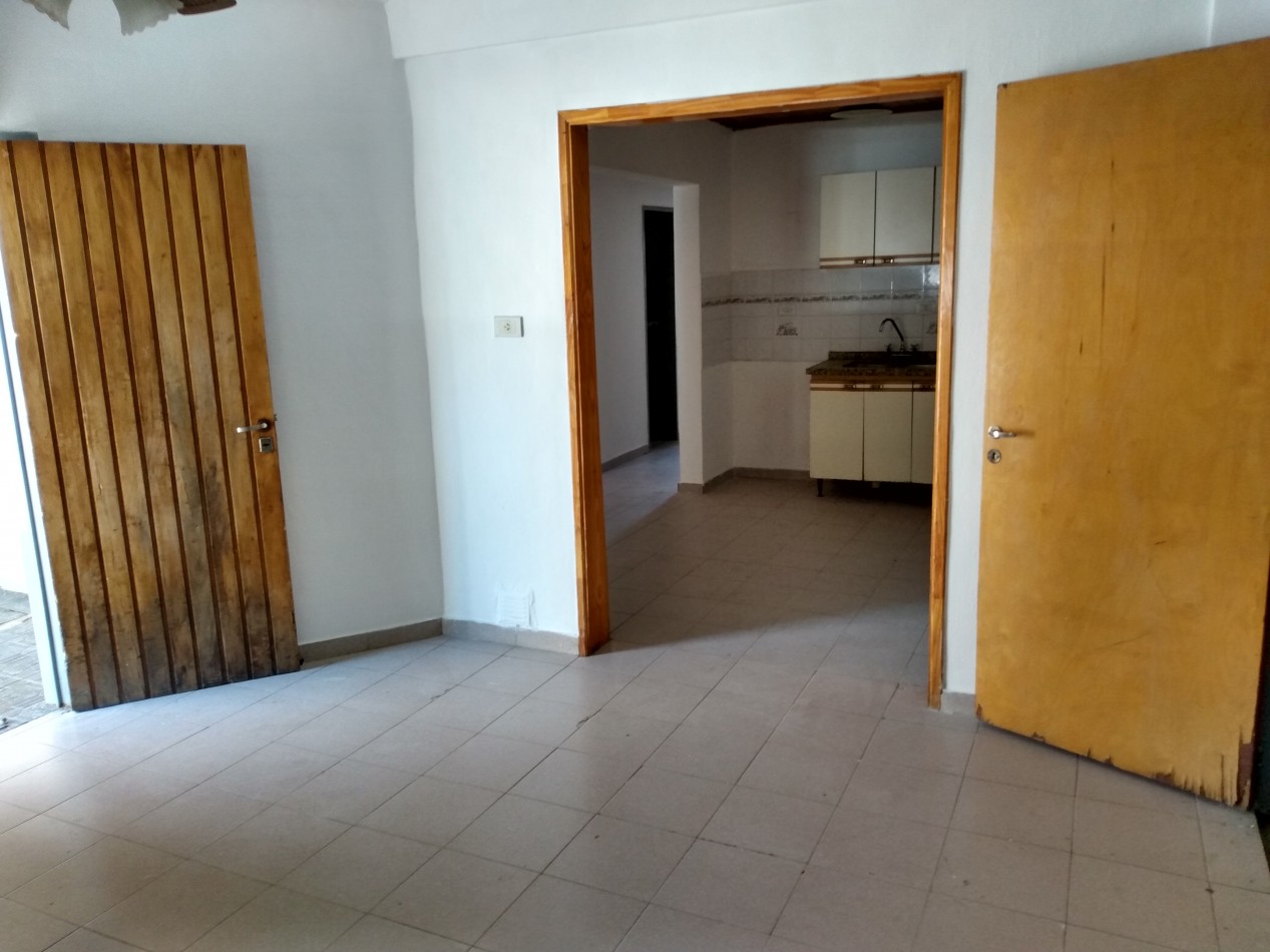 B° SAN ROQUE: VENDO HERMOSA CASA DE 3 DORMITORIOS CON AMPLIO PATIO A METROS DE LA PLAZA 