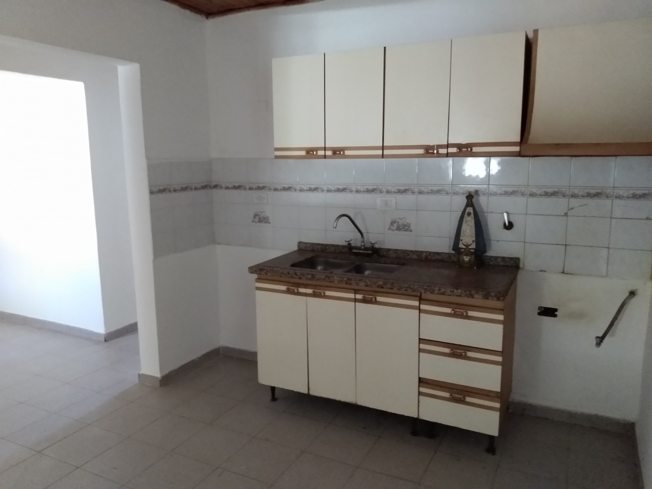 B° SAN ROQUE: VENDO HERMOSA CASA DE 3 DORMITORIOS CON AMPLIO PATIO A METROS DE LA PLAZA 