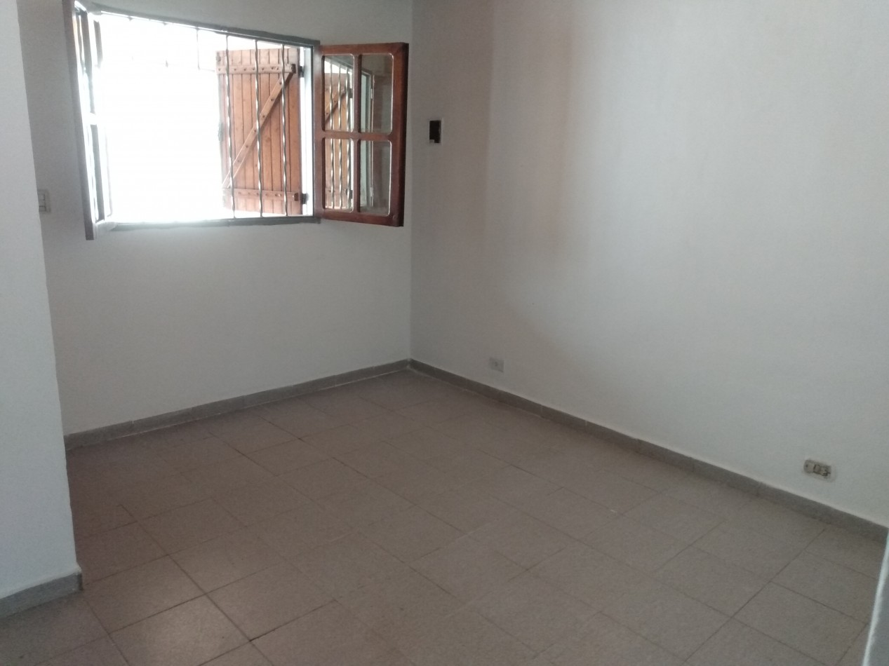 B° SAN ROQUE: VENDO HERMOSA CASA DE 3 DORMITORIOS CON AMPLIO PATIO A METROS DE LA PLAZA 