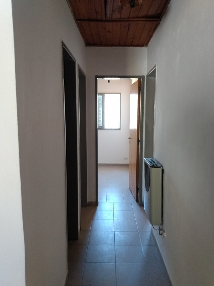 B° SAN ROQUE: VENDO HERMOSA CASA DE 3 DORMITORIOS CON AMPLIO PATIO A METROS DE LA PLAZA 