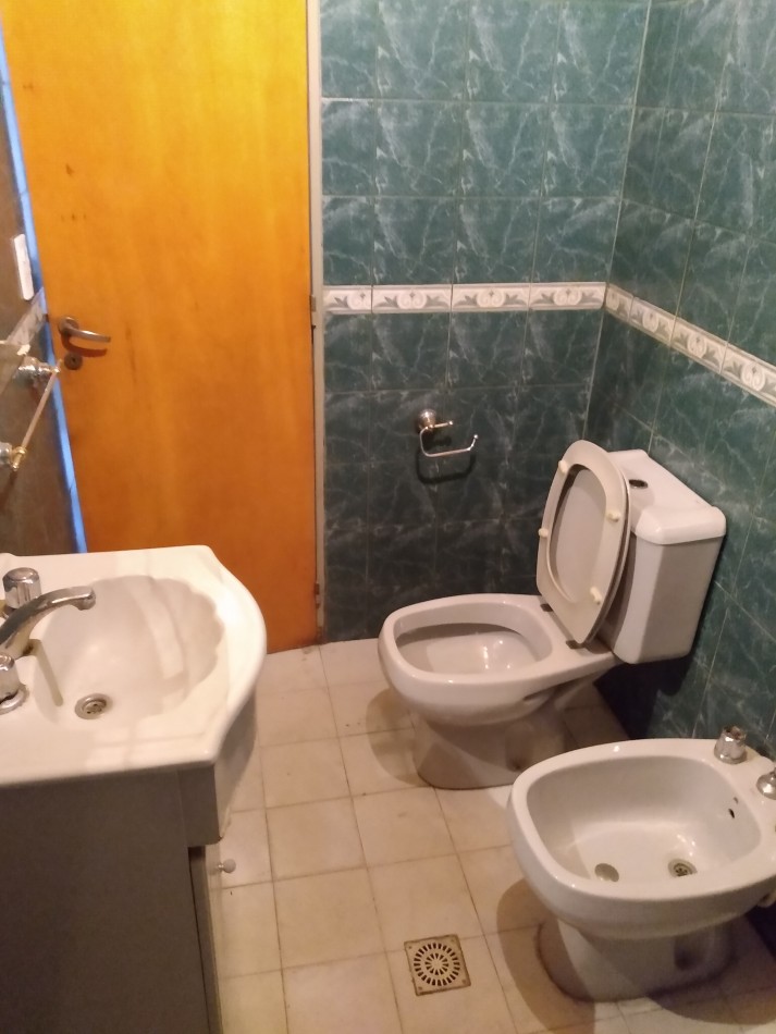 B° SAN ROQUE: VENDO HERMOSA CASA DE 3 DORMITORIOS CON AMPLIO PATIO A METROS DE LA PLAZA 