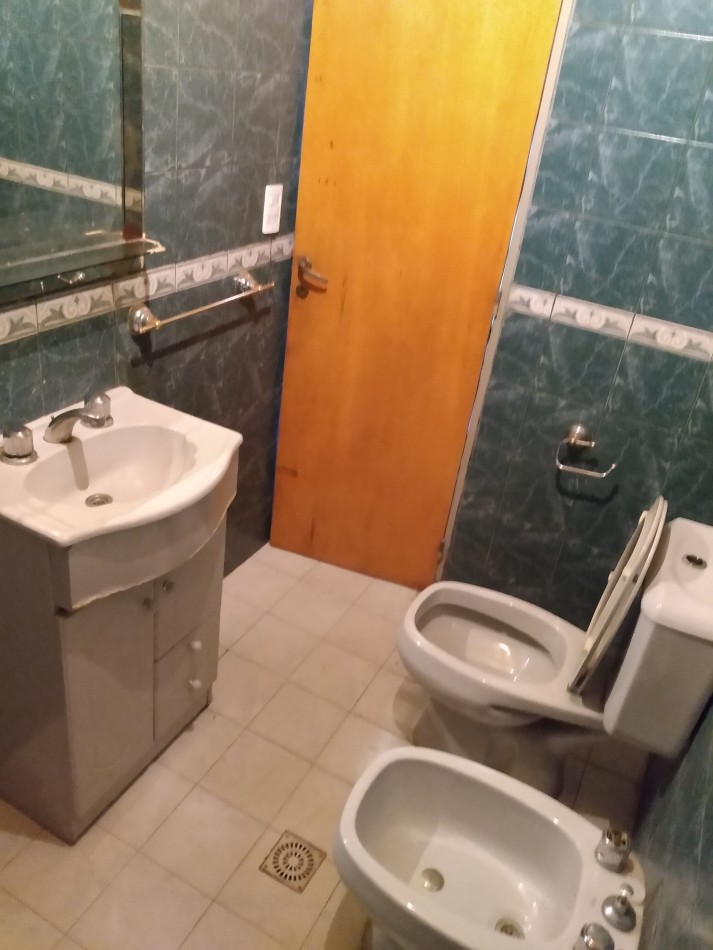 B° SAN ROQUE: VENDO HERMOSA CASA DE 3 DORMITORIOS CON AMPLIO PATIO A METROS DE LA PLAZA 