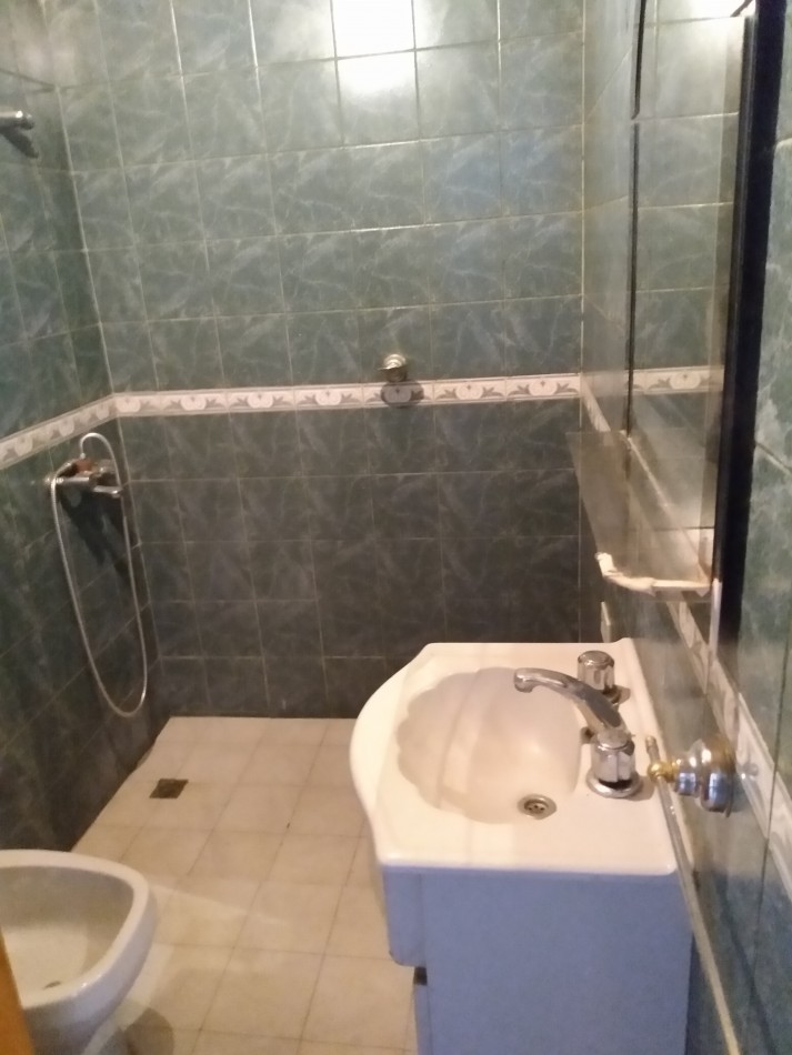 B° SAN ROQUE: VENDO HERMOSA CASA DE 3 DORMITORIOS CON AMPLIO PATIO A METROS DE LA PLAZA 
