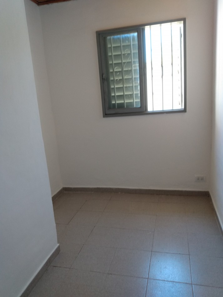 B° SAN ROQUE: VENDO HERMOSA CASA DE 3 DORMITORIOS CON AMPLIO PATIO A METROS DE LA PLAZA 