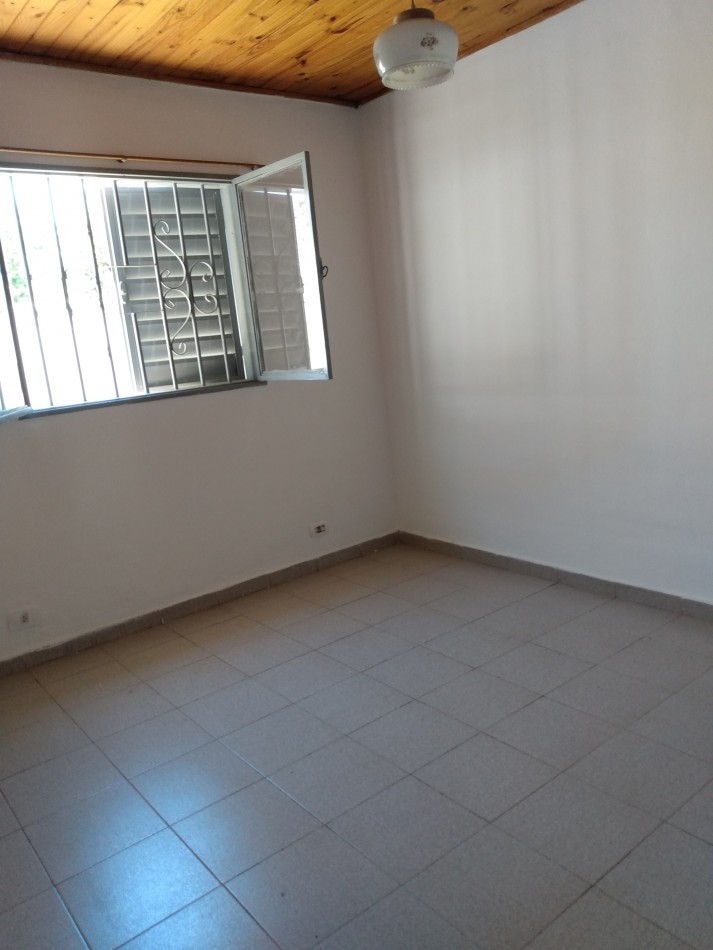 B° SAN ROQUE: VENDO HERMOSA CASA DE 3 DORMITORIOS CON AMPLIO PATIO A METROS DE LA PLAZA 