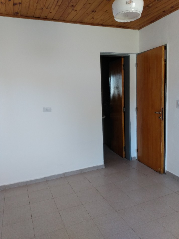 B° SAN ROQUE: VENDO HERMOSA CASA DE 3 DORMITORIOS CON AMPLIO PATIO A METROS DE LA PLAZA 
