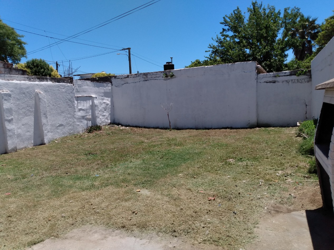 B° SAN ROQUE: VENDO HERMOSA CASA DE 3 DORMITORIOS CON AMPLIO PATIO A METROS DE LA PLAZA 