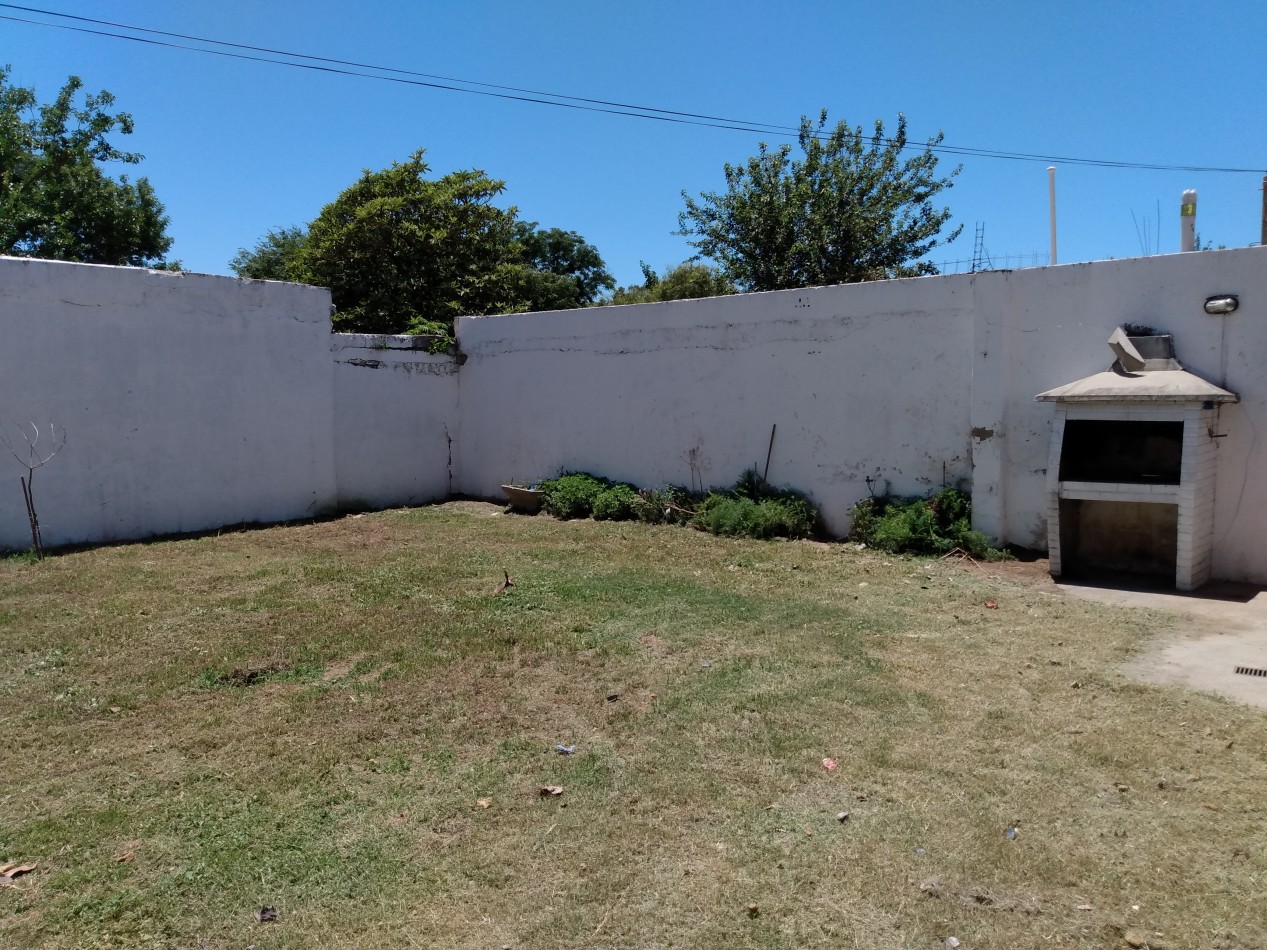 B° SAN ROQUE: VENDO HERMOSA CASA DE 3 DORMITORIOS CON AMPLIO PATIO A METROS DE LA PLAZA 