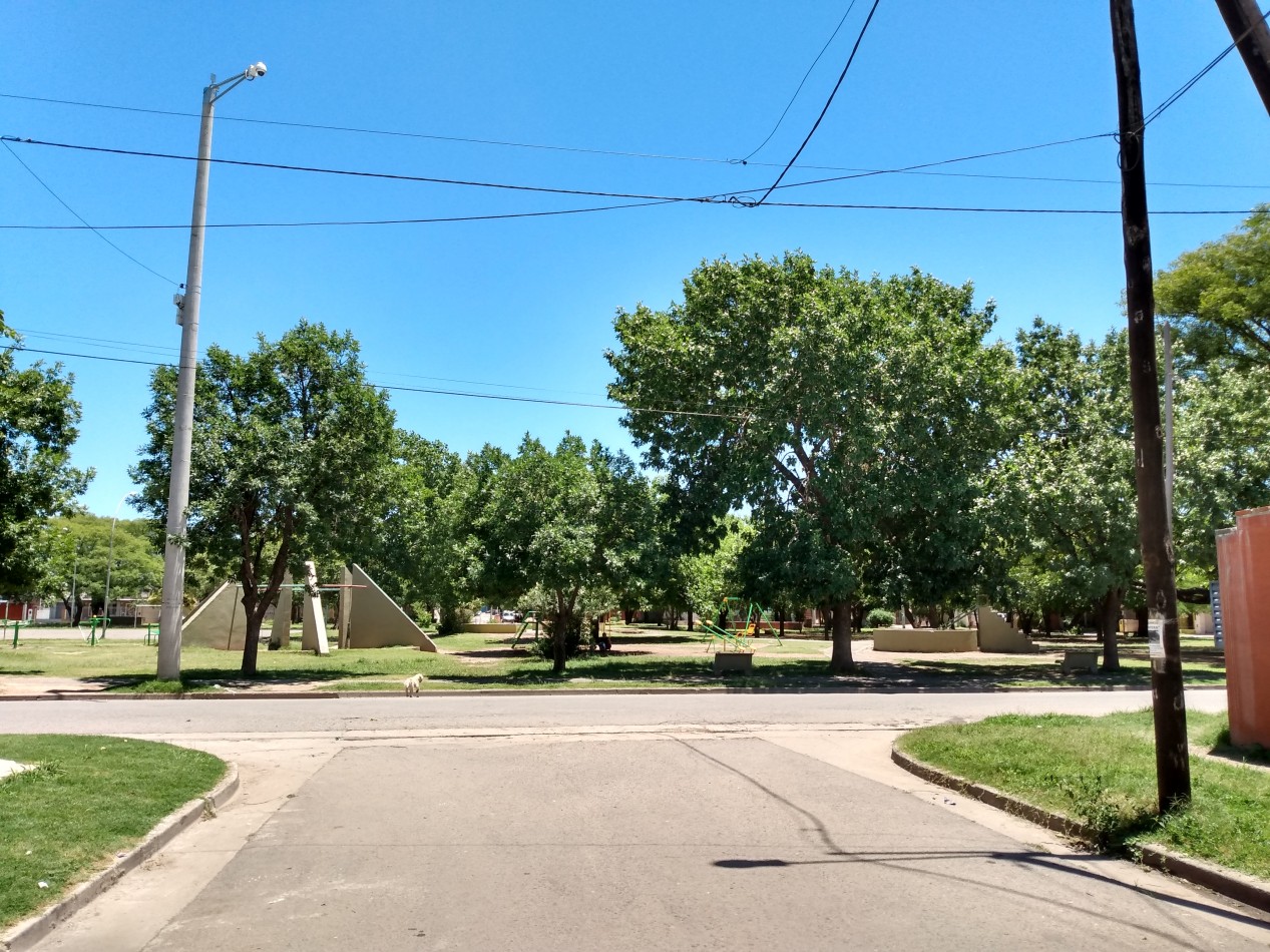 B° SAN ROQUE: VENDO HERMOSA CASA DE 3 DORMITORIOS CON AMPLIO PATIO A METROS DE LA PLAZA 