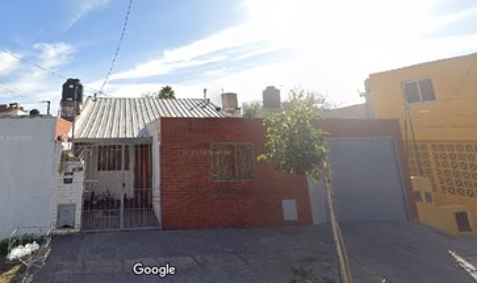 B° SAN ROQUE: VENDO HERMOSA CASA DE 3 DORMITORIOS CON AMPLIO PATIO A METROS DE LA PLAZA 