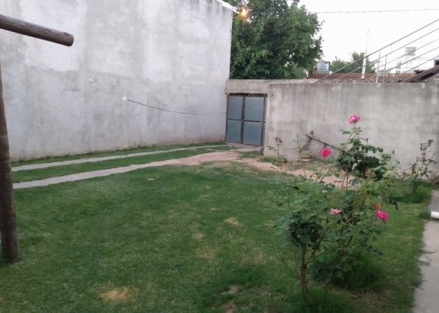 VENDO CASA ESQUINA DE DOS DORMITORIOS CON PATIO Y GARAJE + DEPTO DE 1 DORMITORIO PA CON ENTRADA INDEPENDIENTE 