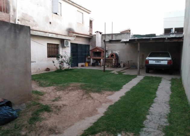 VENDO CASA ESQUINA DE DOS DORMITORIOS CON PATIO Y GARAJE + DEPTO DE 1 DORMITORIO PA CON ENTRADA INDEPENDIENTE 