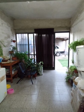 VENDO CASA ESQUINA DE DOS DORMITORIOS CON PATIO Y GARAJE + DEPTO DE 1 DORMITORIO PA CON ENTRADA INDEPENDIENTE 