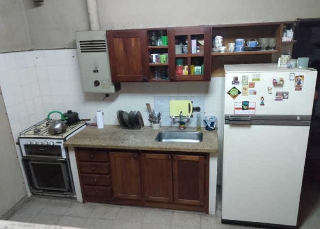 VENDO CASA ESQUINA DE DOS DORMITORIOS CON PATIO Y GARAJE + DEPTO DE 1 DORMITORIO PA CON ENTRADA INDEPENDIENTE 