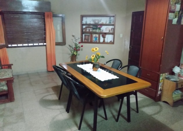 VENDO CASA ESQUINA DE DOS DORMITORIOS CON PATIO Y GARAJE + DEPTO DE 1 DORMITORIO PA CON ENTRADA INDEPENDIENTE 