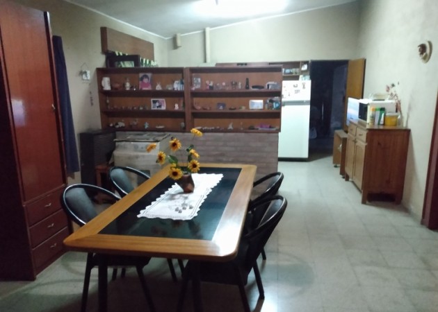 VENDO CASA ESQUINA DE DOS DORMITORIOS CON PATIO Y GARAJE + DEPTO DE 1 DORMITORIO PA CON ENTRADA INDEPENDIENTE 