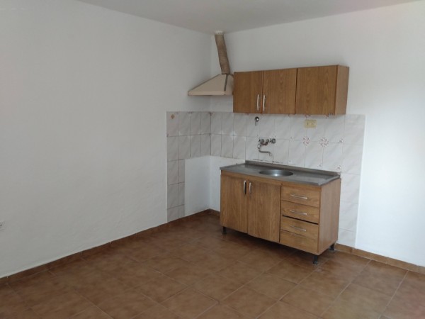 B° ESTACION FLORES: ALQUILO CASA DE 1 DORMITORIO CON PATIO. NO TIENE GARAJE