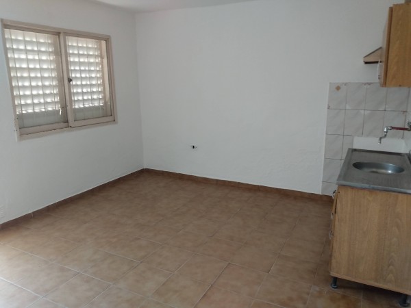 B° ESTACION FLORES: ALQUILO CASA DE 1 DORMITORIO CON PATIO. NO TIENE GARAJE