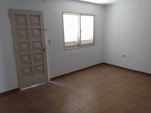B° ESTACION FLORES: ALQUILO CASA DE 1 DORMITORIO CON PATIO. NO TIENE GARAJE