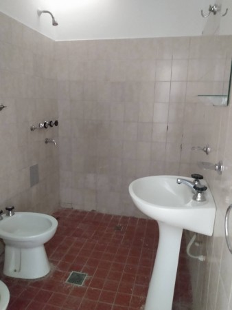 B° ESTACION FLORES: ALQUILO CASA DE 1 DORMITORIO CON PATIO. NO TIENE GARAJE