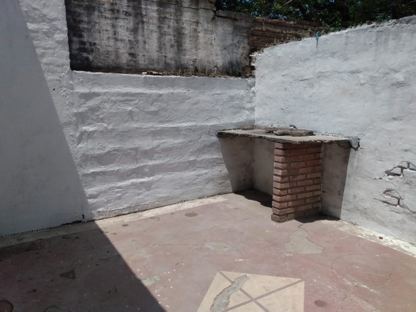 B° ESTACION FLORES: ALQUILO CASA DE 1 DORMITORIO CON PATIO. NO TIENE GARAJE
