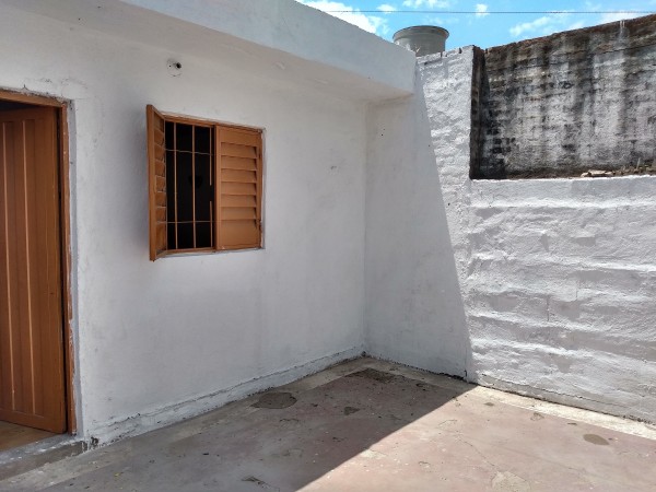 B° ESTACION FLORES: ALQUILO CASA DE 1 DORMITORIO CON PATIO. NO TIENE GARAJE