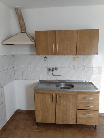 B° ESTACION FLORES: ALQUILO CASA DE 1 DORMITORIO CON PATIO. NO TIENE GARAJE
