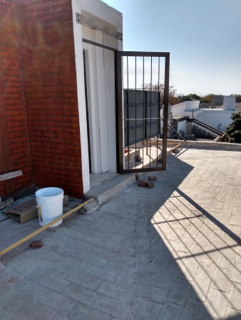 B° ROSEDAL: ALQUILO HERMOSO DEPTO PA DE 2 DORMITORIOS SOBRE LAGUNILLA