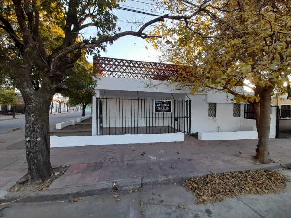 Bo ROSEDAL: ALQUILO CASA DE 3 DORMIORIOS CON 2 BAÑOS Y COCHERA