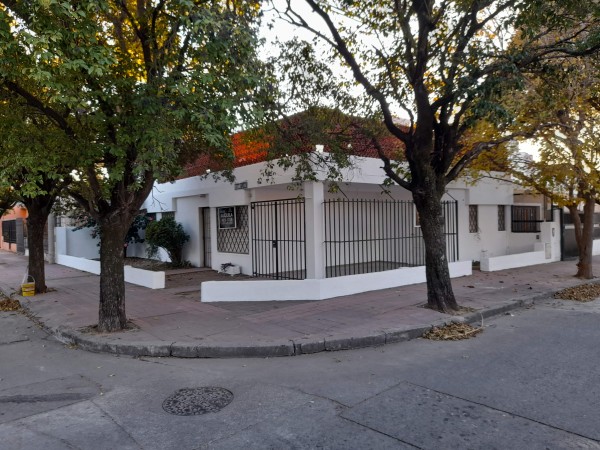 Bo ROSEDAL: ALQUILO CASA DE 3 DORMIORIOS CON 2 BAÑOS Y COCHERA
