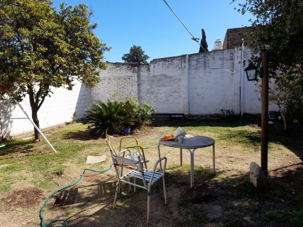 Bo MARQUES DE SOBREMONTE: VENDO CASA DE 2 DORMITORIOS, CON AMPLIO TERRENO, PARA RECICLAR