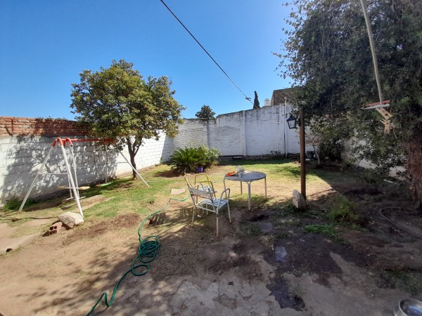 Bo MARQUES DE SOBREMONTE: VENDO CASA DE 2 DORMITORIOS, CON AMPLIO TERRENO, PARA RECICLAR