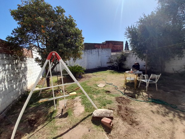 Bo MARQUES DE SOBREMONTE: VENDO CASA DE 2 DORMITORIOS, CON AMPLIO TERRENO, PARA RECICLAR