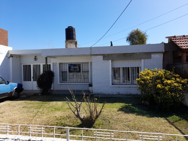 Bo MARQUES DE SOBREMONTE: VENDO CASA DE 2 DORMITORIOS, CON AMPLIO TERRENO, PARA RECICLAR