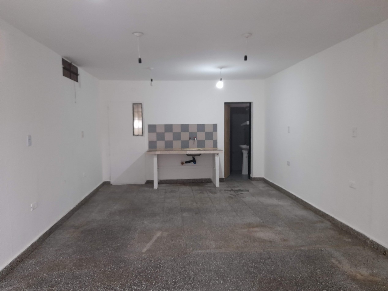 B° VILLA ADELA: ALQUILO AMPLIO LOCAL SOBRE PETTIROSSI