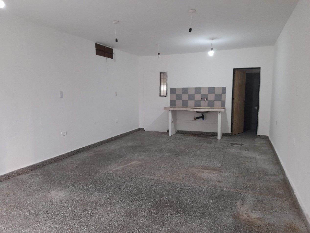 B° VILLA ADELA: ALQUILO AMPLIO LOCAL SOBRE PETTIROSSI