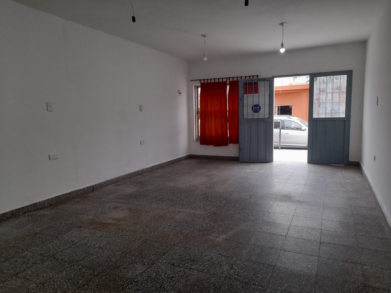 B° VILLA ADELA: ALQUILO AMPLIO LOCAL SOBRE PETTIROSSI