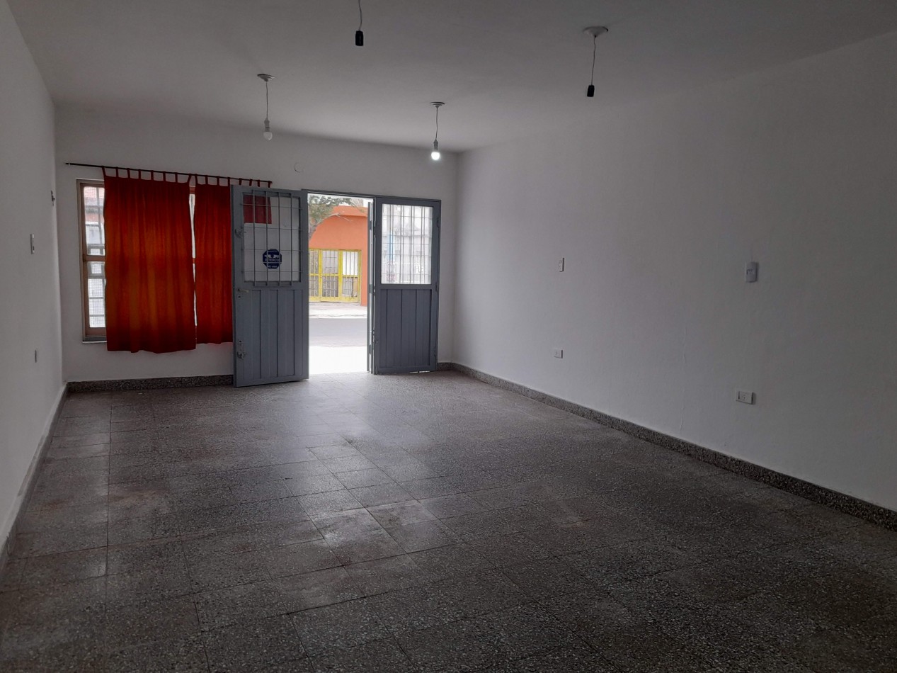 B° VILLA ADELA: ALQUILO AMPLIO LOCAL SOBRE PETTIROSSI