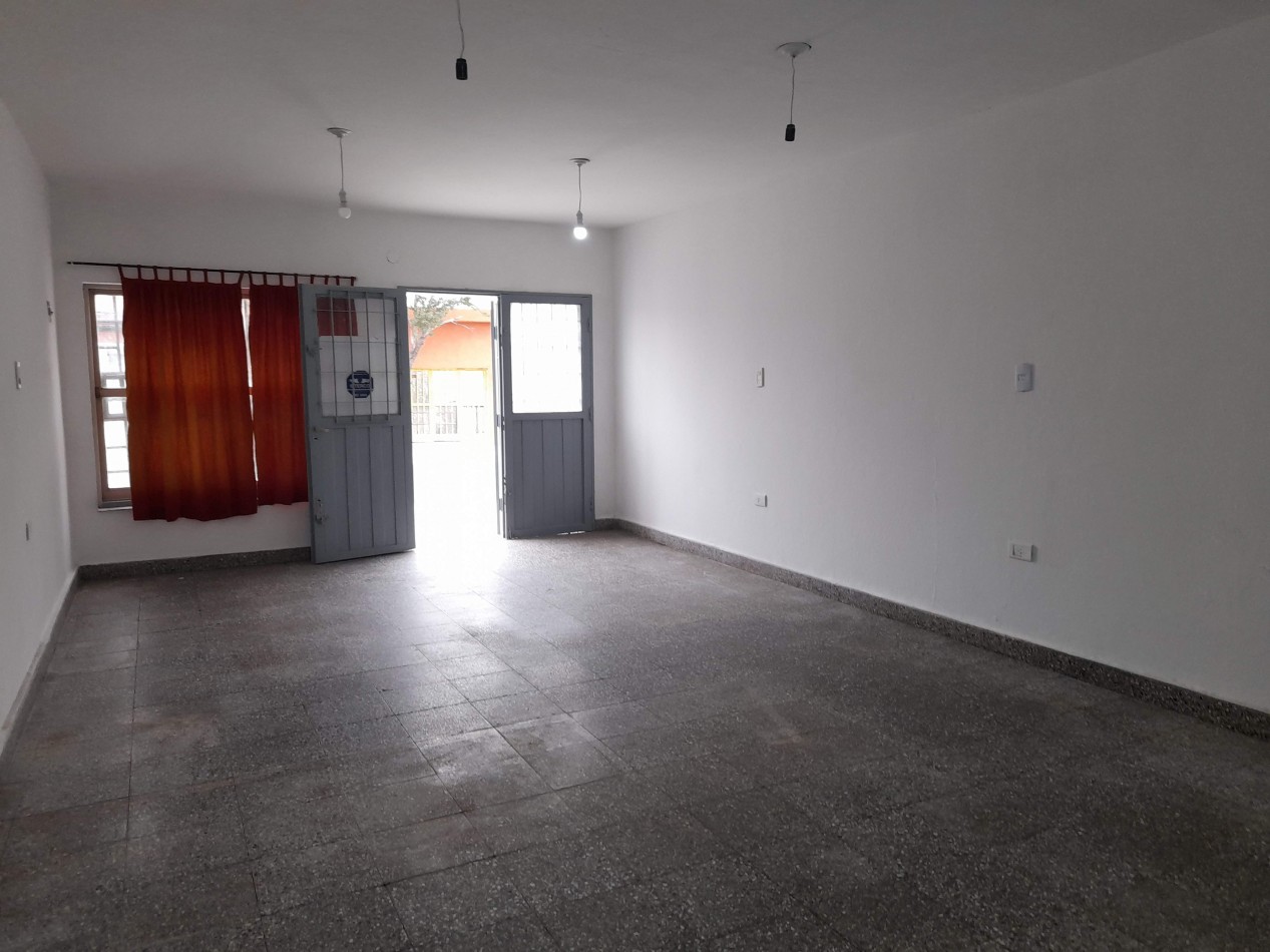 B° VILLA ADELA: ALQUILO AMPLIO LOCAL SOBRE PETTIROSSI