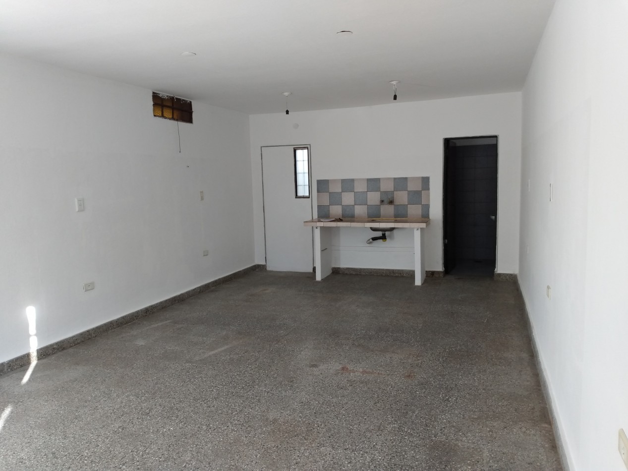 B° VILLA ADELA: ALQUILO AMPLIO LOCAL SOBRE PETTIROSSI