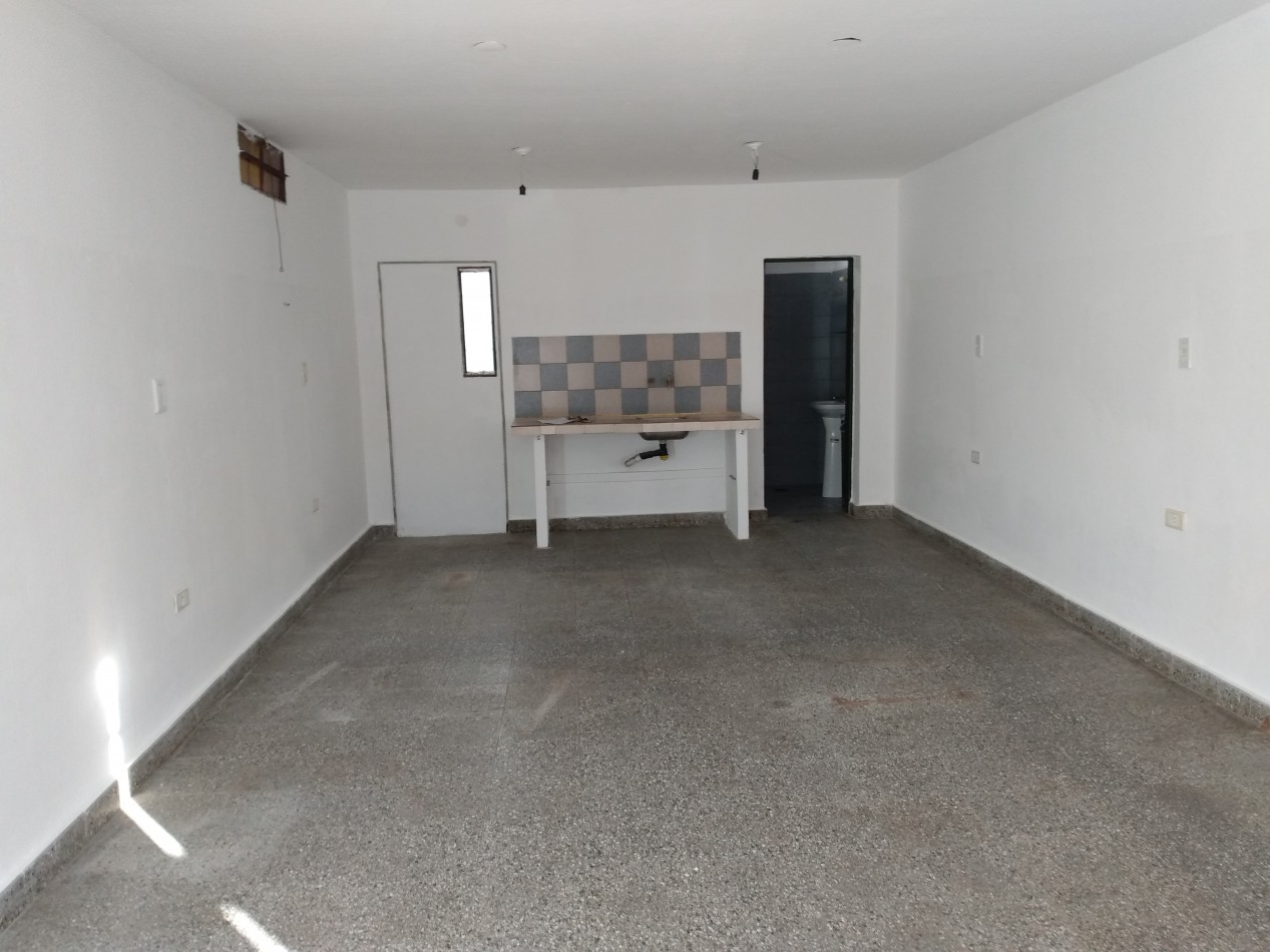 B° VILLA ADELA: ALQUILO AMPLIO LOCAL SOBRE PETTIROSSI