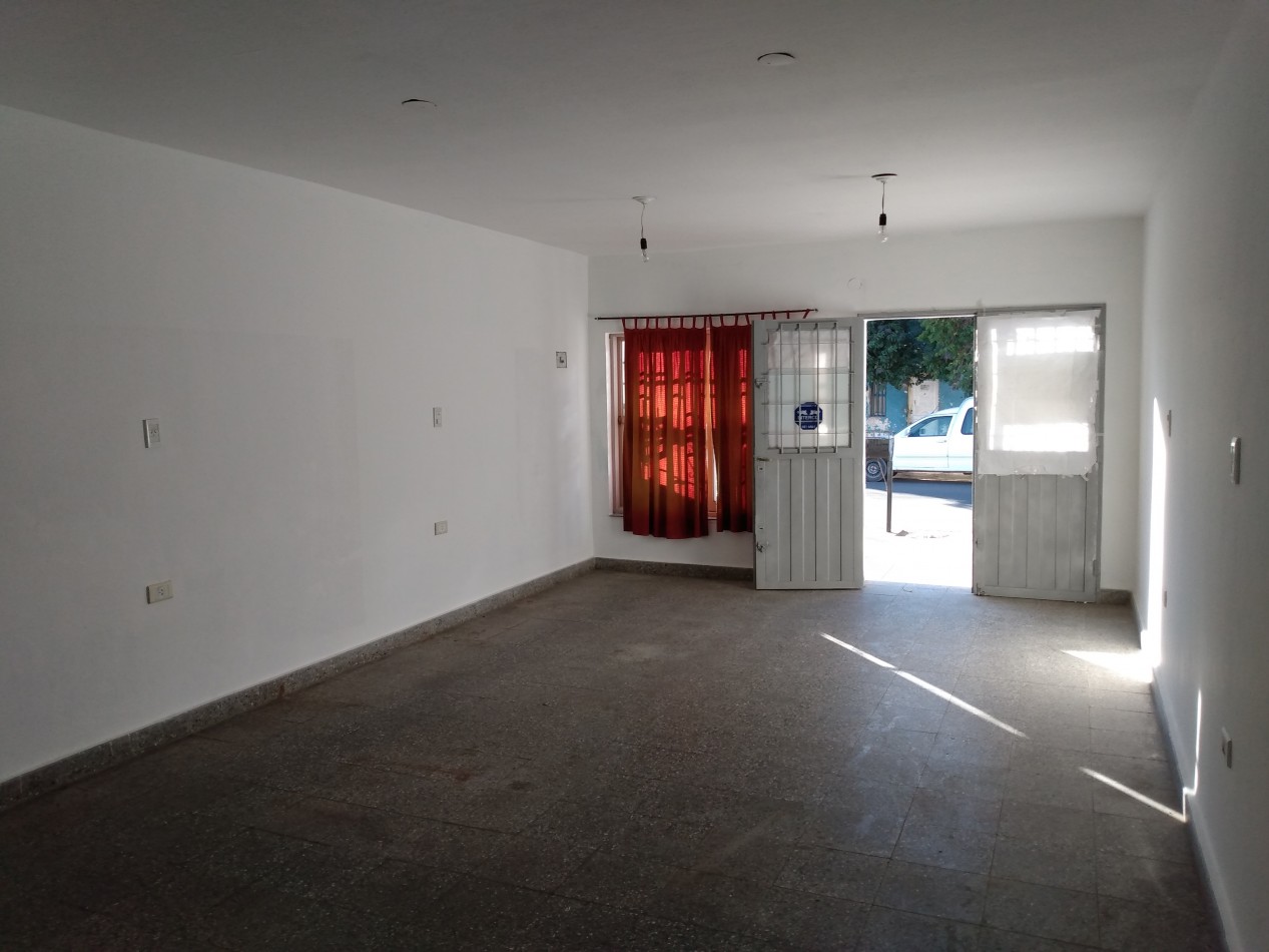 B° VILLA ADELA: ALQUILO AMPLIO LOCAL SOBRE PETTIROSSI