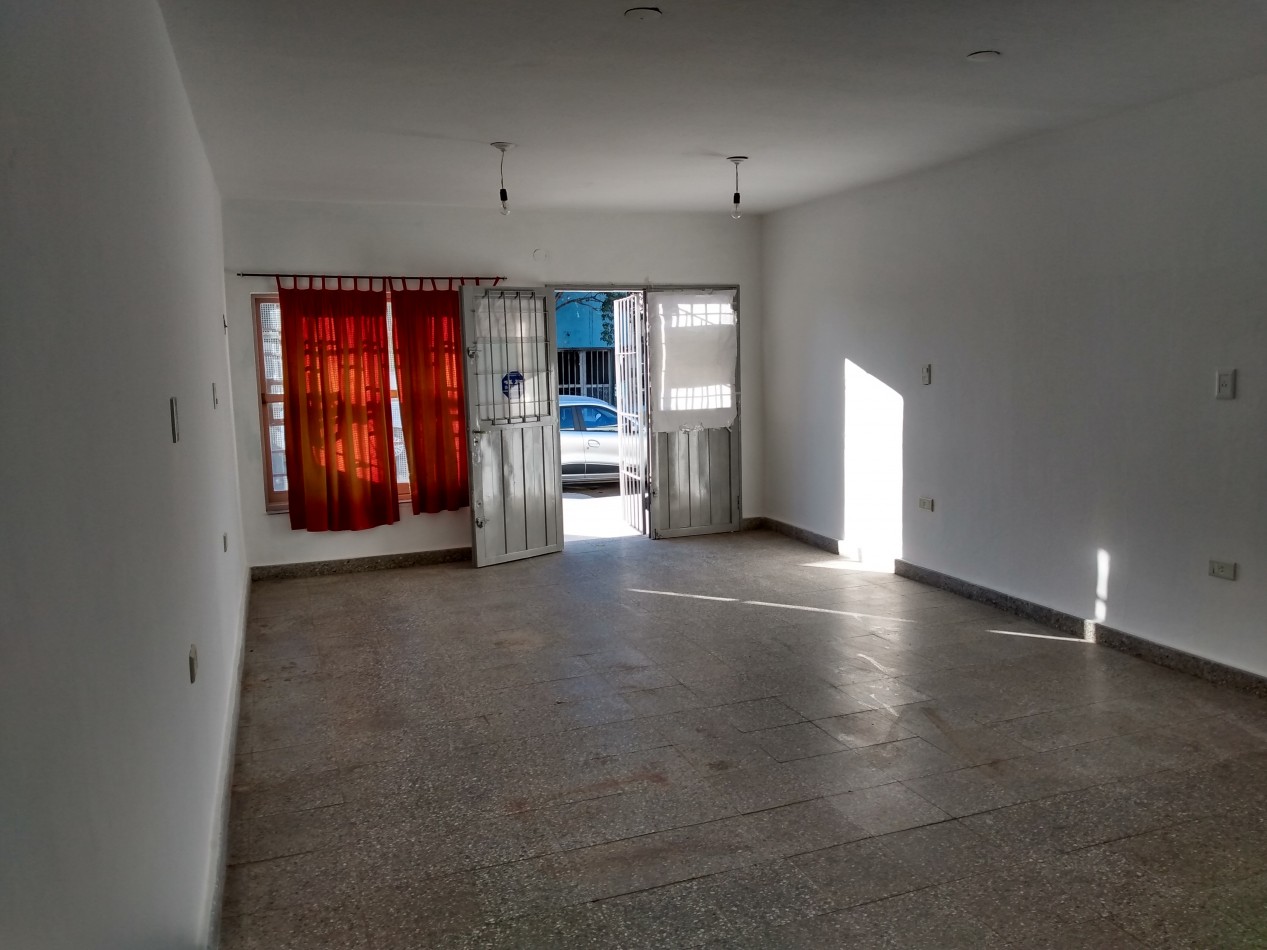 B° VILLA ADELA: ALQUILO AMPLIO LOCAL SOBRE PETTIROSSI