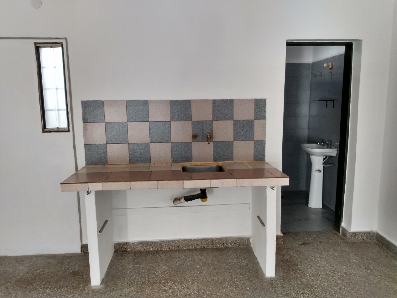 B° VILLA ADELA: ALQUILO AMPLIO LOCAL SOBRE PETTIROSSI