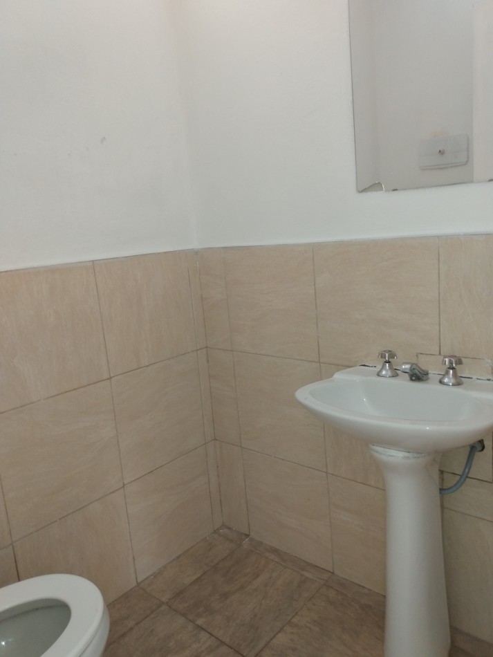 B° LOS NARANJOS: ALQUILO HERMOSO DUPLEX DE 2 DORMITORIOS, CON PATIO (NO TIENE COCHERA)