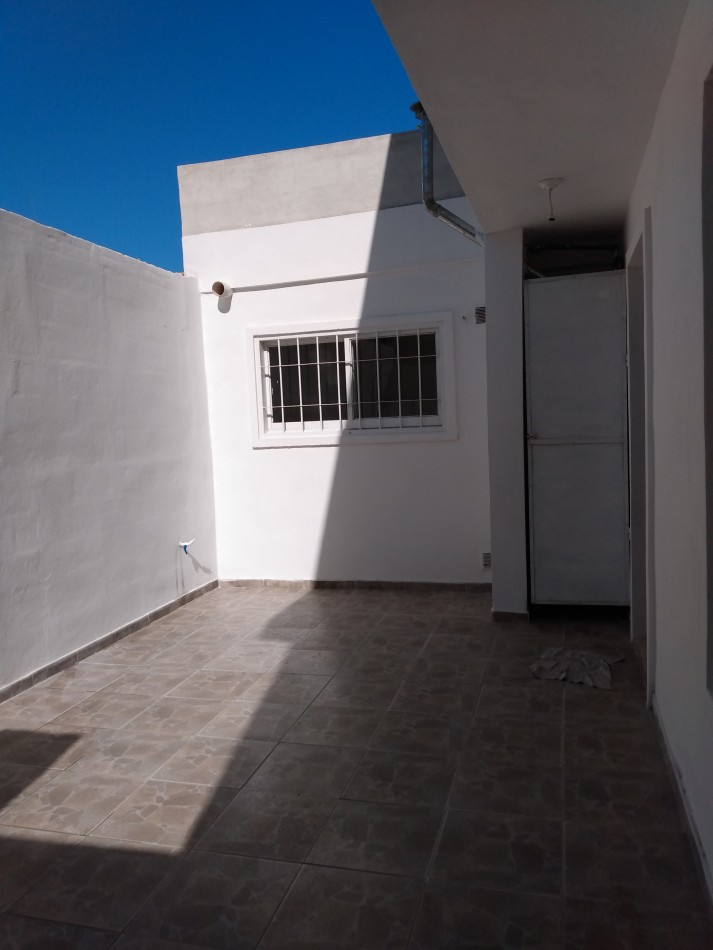 B° LOS NARANJOS: ALQUILO HERMOSO DUPLEX DE 2 DORMITORIOS, CON PATIO (NO TIENE COCHERA)