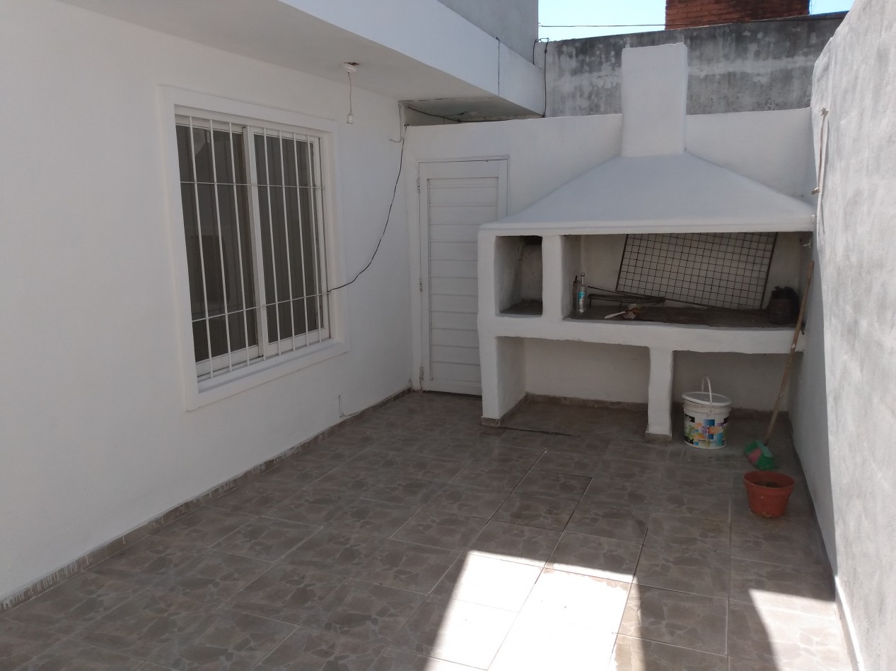 B° LOS NARANJOS: ALQUILO HERMOSO DUPLEX DE 2 DORMITORIOS, CON PATIO (NO TIENE COCHERA)