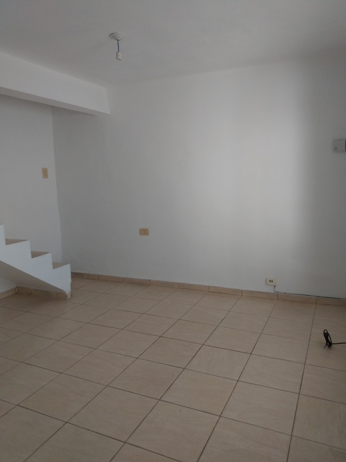 B° LOS NARANJOS: ALQUILO HERMOSO DUPLEX DE 2 DORMITORIOS, CON PATIO (NO TIENE COCHERA)