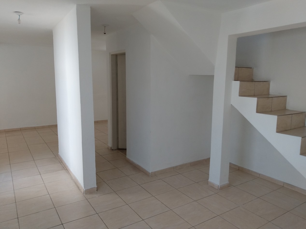 B° LOS NARANJOS: ALQUILO HERMOSO DUPLEX DE 2 DORMITORIOS, CON PATIO (NO TIENE COCHERA)